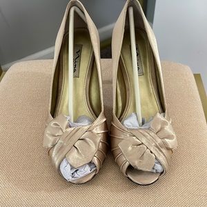 Comfortable gold high heel shoes